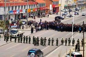Manifestants mongols face aux forces de sécurité, le 23 mai, dans la ville de Xilinhot. © AP Photo