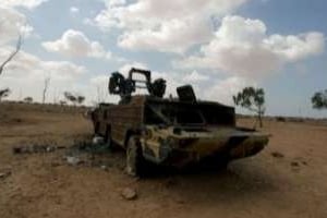 L’épave d’un véhicule de l’armée libyenne, le 26 juin 2011 à Al-Wayfiyah. © AFP
