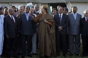 Rencontre du panel de chefs d’État avec Kaddafi, le 10 avril à Tripoli. © AFP