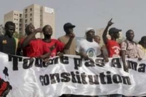 Manifestation contre un projet de réforme de la Constitution, le 23 juin 2011 à Dakar. © AFP