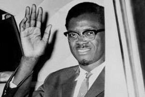 Patrice Lumumba salue les photographes alors qu’il quitte l’aéroport d’Idlewild, le 2 août 1960. © AFP