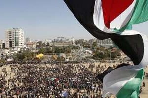 Des Palestiniens réclamaient l’unité entre le Hamas et le Fatah, le 15 mars à Gaza. © AFP