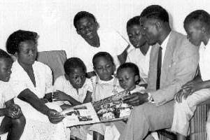 Salomon Tandeng Muna, avec sa femme Elizabeth Fry et leurs sept enfants. © DR