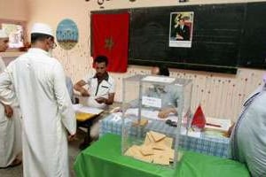 Dans un bureau de vote de Casablanca, le 1er juillet. © Reuters