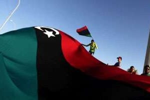 Un drapeau géant des rebelles libyens, le 1er juillet 2011 à Benghazi. © AFP