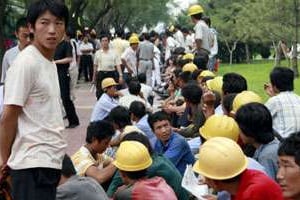 Manifestation d’ouvriers de la construction en 2007 à Beijing. © Teh Eng Koon/AFP