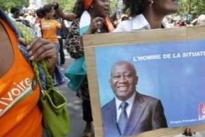 Pour ses partisans, ici le 2 juillet 2011 à Paris, Gbagbo est toujours « l’homme de la situation ». © AFP