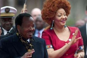 Le président Paul Biya (ici avec son épouse) est la cible de la colère du RJC. © AFP