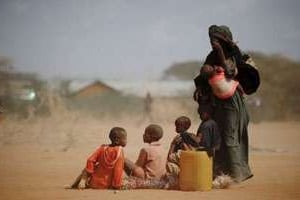 Une femme et ses enfants au camp de réfugiés de Dadaab, le 5 juillet 2011 au Kenya. © AFP