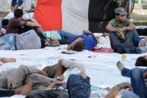 Des jeunes Egyptiens dorment sur la place Tahir au Caire, le 9 juillet 2011. © AFP