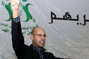 Seif Al-Islam, l’un des fils de Kadhafi lors d’un meeting, le 10 mars 2011 à Tripoli. © AFP