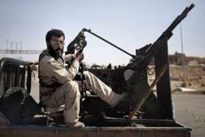 Un rebelle libyen aux commandes d’une batterie antiaérienne, le 12 juillet 2011 près de Goualich. © AFP