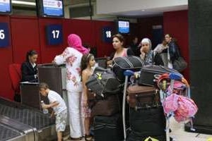 Des passagers d’Air Algérie sont bloqués à l’aéroport d’Orly, à Paris, le 14 juillet 2011. © AFP
