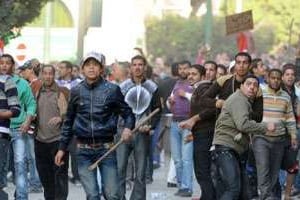 Les partisans de Moubarak marchant sur les manifestants de la place Tahrir, le 2 février au Caire. © Miguel Medina/AFP