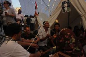 Place Tahrir, les discussions s’animent au pied des tentes. © Ir7al.info