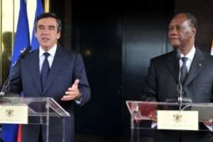 Le Premier ministre français François Fillonet le président ivoirien Alassane Ouattara au palais © AFP