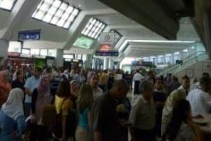 Des voyageurs patientent à l’aéroport d’Alger le 15 juillet 2011. © AFP