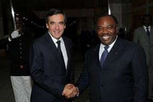 Le Premier ministre français François Fillon et le président gabonais Ali Bongo à Libreville. © AFP