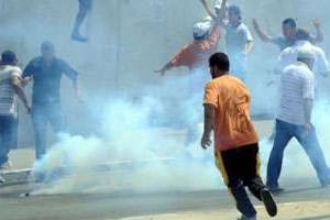 Heurts entre manifestants et forces de police, le 15 juillet 2011 à Tunis. © AFP