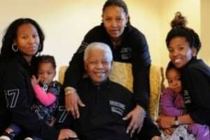 Mandela entouré par sa famille, à la veille de son 93e anniversaire, le 17 juillet 2011 à Qunu. © AFP