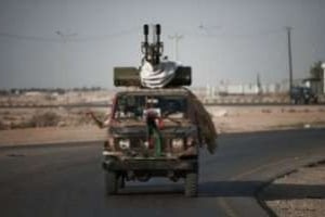 Des rebelles libyens en route pour Brega, le 18 juillet 2011 à Ajdabiya. © AFP