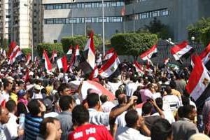 Des Égyptiens manifestent devant le siège de la police à Alexandrie, le 15 juillet 2011. © AFP