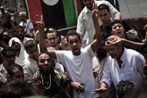 Des Libyens crient des slogans au cours des funérailles de rebelles à Benghazi le 22 juillet 2011. © AFP