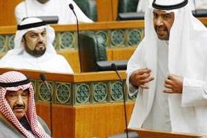 Le Premier ministre, Cheikh Nasser al-Mohamed al-Sabah (à g.), interpellé par un député. © AFP