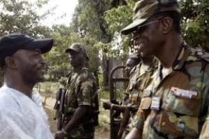 Touré Moussa (à g.) et Philippe Mangou, alors chef d’état-major, le 8 mars 2005. © Kambou Sia/AFP Imageforum