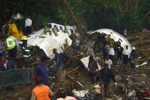 Les sauveteurs au milieu des débris de l’avion qui s’est écrasé. © AFP