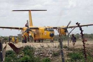 Un avion de la Croix-Rouge est stationné le 24 juin 2006 sur le tarmac, près de Mogadiscio. © AFP/Archives, Stringer