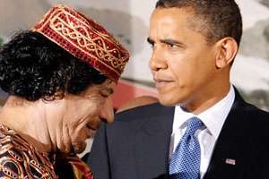 Barack Obama (qui n’était pas en fonction au moment des faits) avec Mouammar Kaddafi en 2009. © AP