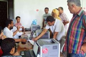 Des habitants de Sidi Bouzid s’inscrivent sur les listes électorales, le 20 juillet 2011. © Mokhtar Mohamed/AFP