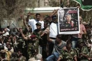 Des rebelles libyens rassemblés aux funérailles du général Younès, le 29 juillet 2011 à Bengha © AFP