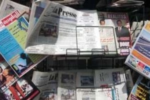 Des journaux tunisiens disposés dans un kiosque de Tunis le 3 mai 2008. © AFP