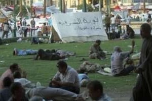 Des protestataires égyptiens en sit-in place Al-Tahrir, le 27 juillet 2011 au Caire. © AFP