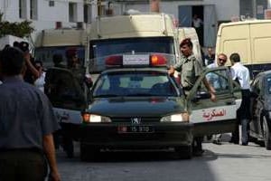 Soldats tunisiens escortant les fourgons transportant la famille de Ben Ali pour le 2e procès. © AFP