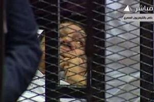 L’ex-président Hosni Moubarak, sur une civière, à l’ouverture de son procès, le 3 août 2011. © capture d’écran de la télévision d’Etat égyptienne/AFP