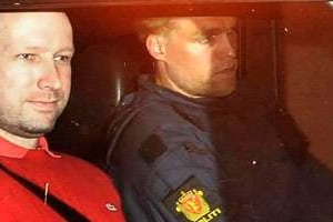 Anders Behring Breivik à son arrivée au tribunal d’Oslo. © REUTERS