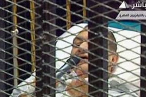 L’ancien président Hosni Moubarak, lors de son procès, le 3 août 2011 au Caire. © Télévision d’Etat égyptienne/AFP