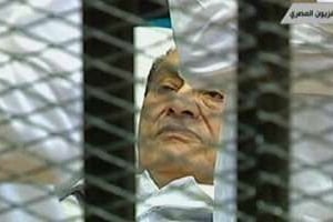 Hosni Moubarak lors de son procès au Caire, le 3 août 2011. © AFP