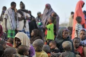 Des réfugiés somaliens arrivent au camp de Dadaab, le 2 août 2011 au Kenya. © AFP