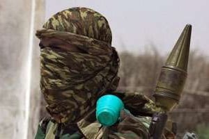 Un insurgé islamiste radical shebab, en février 2011, à quelques kilomètres de Mogadiscio. © AFP