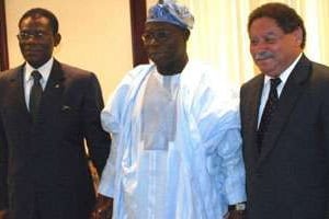 F. de Menezes, le président sao-toméen (D) et l’ancien président nigérian O. Obasanjo (D). © AFp