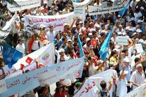 Des Tunisiens manifestent à Tunis contre la violence et l’extrémisme religieux. © AFP