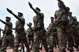 La nouvelle armée ivoirienne défile à Abidjan, le 7 août 2011. © AFP