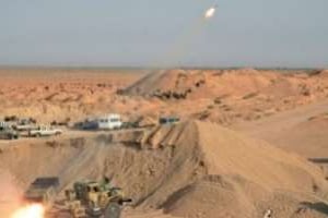 Une roquette des rebelles libyens contre les pro-Kaddafi, près de Bir al-Ghanam le 7 août. © AFP