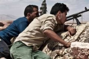 Des rebelles libyens combattant sur le front de Bir Ghanam, à 80 kilomètres de Tripoli. © AFP