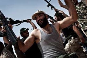 Des rebelles libyens, le 6 août 2011 à Bir Ghanam. © AFP