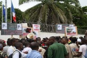 Des journalistes togolais manifestant devant l’ambassade de France, le 6 août à Lomé. © Jean-Claude Abalo, pour J.A.